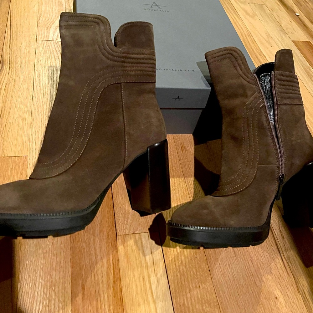 Aquatalia suede beautiful mocha brown boots, size 9, never worn, brand new